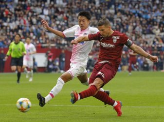 Lukas Podolski (r) spielt seit zwei Jahren für Vissel Kobe in Japan. Foto: -/kyodo/dpa Lukas Podolski (r) spielt seit zwei Jahren für Vissel Kobe in Japan. Foto: -/kyodo/dpa