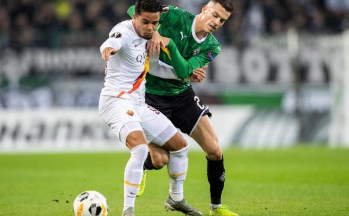 Laszlo Benes (r) ist einer der Gladbacher Senkrechtstarter der Saison. Foto: Marcel Kusch/dpa