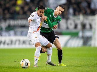 Laszlo Benes (r) ist einer der Gladbacher Senkrechtstarter der Saison. Foto: Marcel Kusch/dpa Laszlo Benes (r) ist einer der Gladbacher Senkrechtstarter der Saison. Foto: Marcel Kusch/dpa