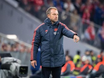 Interimstrainer Hansi Flick freut sich über die Unterstützung der Fans. Foto: Matthias Balk/dpa Interimstrainer Hansi Flick freut sich über die Unterstützung der Fans. Foto: Matthias Balk/dpa