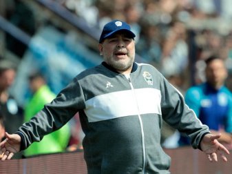 Diego Maradona bleibt nun doch Trainer von Gimnasia y Esgrima La Plata. Foto: Gustavo Ortiz/dpa Diego Maradona bleibt nun doch Trainer von Gimnasia y Esgrima La Plata. Foto: Gustavo Ortiz/dpa