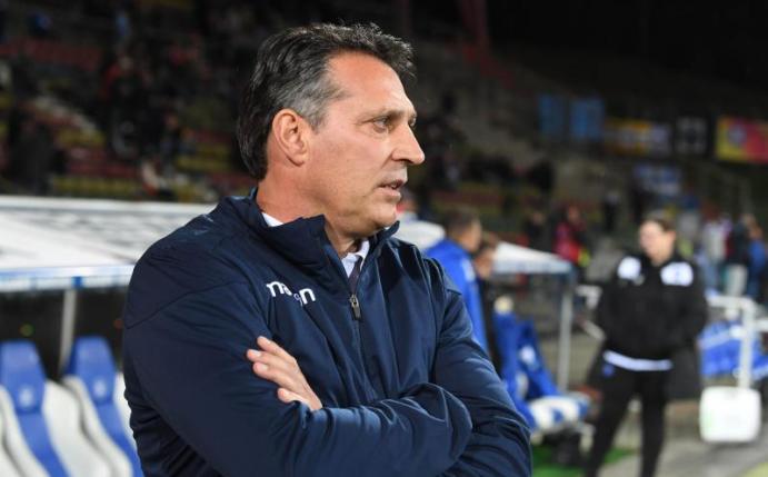 Der Karlsruher Trainer Alois Schwartz fordert mehr Respekt ein. Foto: Uli Deck/dpa