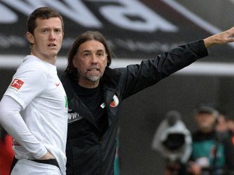 Verzichtet vorerst auf Michael Gregoritsch (l) FCA-Coach Martin Schmidt. Foto: Stefan Puchner/dpa Verzichtet vorerst auf Michael Gregoritsch (l) FCA-Coach Martin Schmidt. Foto: Stefan Puchner/dpa