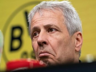 Dortmunds Trainer Lucien Favre bei der Pressekonferenz nach dem Spiel gegen Paderborn. Foto: Bernd Thissen/dpa Dortmunds Trainer Lucien Favre bei der Pressekonferenz nach dem Spiel gegen Paderborn. Foto: Bernd Thissen/dpa