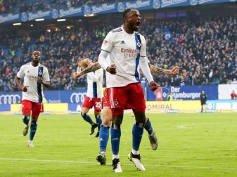 David Kinsombi sorgte mit seinem Tor für den Last-Minute-Sieg des HSV gegen Dresden. Foto: Christian Charisius/dpa David Kinsombi sorgte mit seinem Tor für den Last-Minute-Sieg des HSV gegen Dresden. Foto: Christian Charisius/dpa
