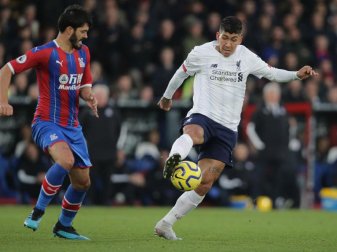 Liverpools Roberto Firmino (r) behauptet den Ball. Foto: Paul Terry/CSM via ZUMA Wire/dpa Liverpools Roberto Firmino (r) behauptet den Ball. Foto: Paul Terry/CSM via ZUMA Wire/dpa