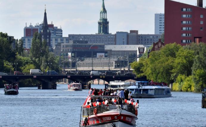 Gladbach-Fans fuhren mit dem Boot über die Spree