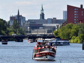 Gladbach-Fans fuhren mit dem Boot über die Spree Gladbach-Fans fuhren mit dem Boot über die Spree