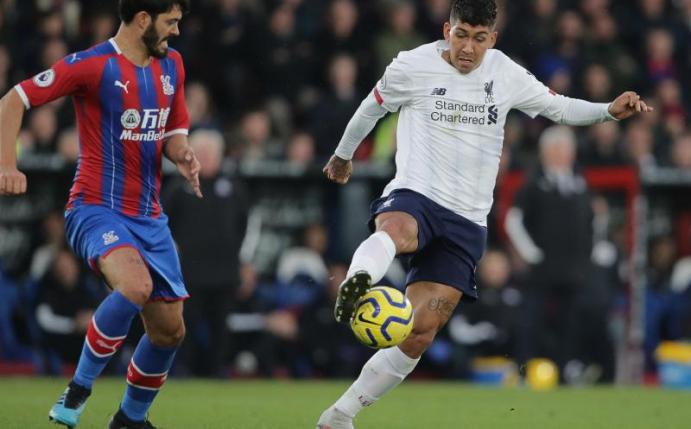 Liverpools Roberto Firmino (r) behauptet den Ball. Foto: Paul Terry/CSM via ZUMA Wire/dpa
