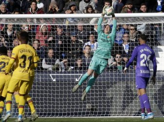 Barcelona-Torhüter Marc-Andre ter Stegen (M) fängt den Ball. Foto: Paul White/AP/dpa Barcelona-Torhüter Marc-Andre ter Stegen (M) fängt den Ball. Foto: Paul White/AP/dpa
