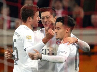 Die Münchner Thomas Müller (l), Philippe Coutinho (r) und Robert Lewandowski feiern das 4:0. Foto: Federico Gambarini/dpa Die Münchner Thomas Müller (l), Philippe Coutinho (r) und Robert Lewandowski feiern das 4:0. Foto: Federico Gambarini/dpa