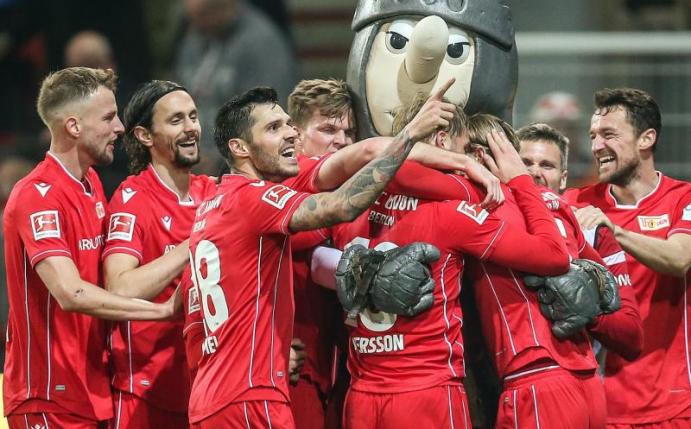 Eisern gegen den Spitzenreiter: Die Union-Spieler brachten auch Gladbach zu Fall. Foto: Andreas Gora/dpa
