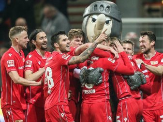 Eisern gegen den Spitzenreiter: Die Union-Spieler brachten auch Gladbach zu Fall. Foto: Andreas Gora/dpa Eisern gegen den Spitzenreiter: Die Union-Spieler brachten auch Gladbach zu Fall. Foto: Andreas Gora/dpa