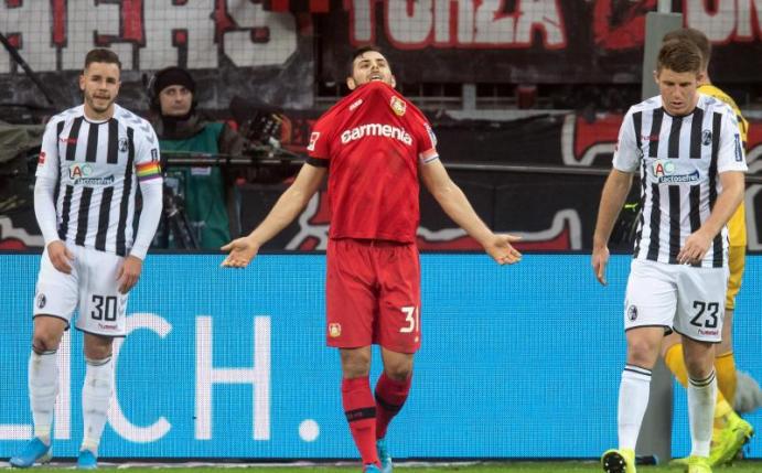 Verzweifelt: Kevin Volland musste mit Leverkusen den Freiburgen einen Punkt überlassen. Foto: Bernd Thissen/dpa