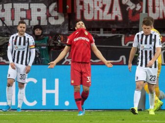 Verzweifelt: Kevin Volland musste mit Leverkusen den Freiburgen einen Punkt überlassen. Foto: Bernd Thissen/dpa Verzweifelt: Kevin Volland musste mit Leverkusen den Freiburgen einen Punkt überlassen. Foto: Bernd Thissen/dpa