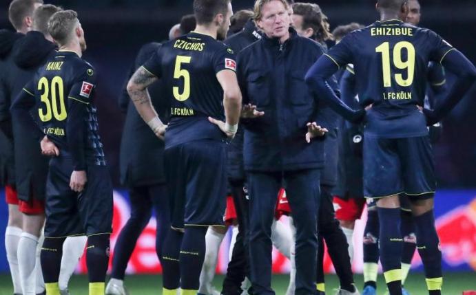 Ernüchtert: Der neue FC-Coach Markus Gisdol (2.v.r) im Kreise seiner Spieler. Foto: Jan Woitas/dpa-Zentralbild/dpa