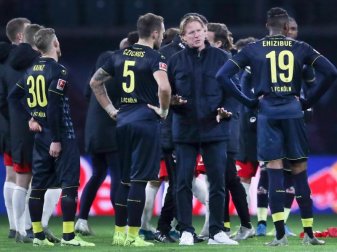 Ernüchtert: Der neue FC-Coach Markus Gisdol (2.v.r) im Kreise seiner Spieler. Foto: Jan Woitas/dpa-Zentralbild/dpa Ernüchtert: Der neue FC-Coach Markus Gisdol (2.v.r) im Kreise seiner Spieler. Foto: Jan Woitas/dpa-Zentralbild/dpa