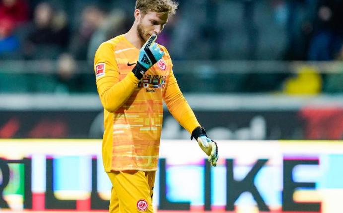 Bedient: Eintracht-Keeper Felix Wiedwald. Foto: Uwe Anspach/dpa