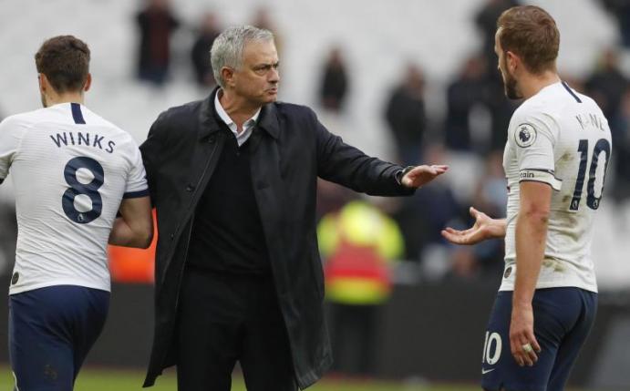 Spurs-Debüt geglückt: Jose Mourinho (M) bedankt sich bei Harry Winks (l) und Harry Kane. Foto: Frank Augstein/AP/dpa