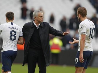 Spurs-Debüt geglückt: Jose Mourinho (M) bedankt sich bei Harry Winks (l) und Harry Kane. Foto: Frank Augstein/AP/dpa Spurs-Debüt geglückt: Jose Mourinho (M) bedankt sich bei Harry Winks (l) und Harry Kane. Foto: Frank Augstein/AP/dpa