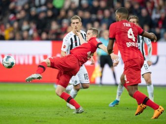 Nils Petersen (l) und der SC Freiburg waren äußerst glücklich über den Punktgewinn in Leverkusen. Foto: Bernd Thissen/dpa Nils Petersen (l) und der SC Freiburg waren äußerst glücklich über den Punktgewinn in Leverkusen. Foto: Bernd Thissen/dpa