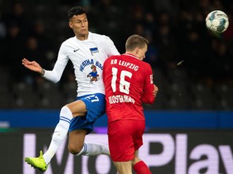 Davie Selke (l) darf in Augsburg von Beginn an stürmen. Foto: Soeren Stache/dpa-Zentralbild/dpa