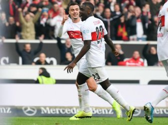Stuttgarts Orel Mangala (M) sorgte mit seinem Treffer zum 2:0 für die Vorentscheidung. Foto: Tom Weller/dpa Stuttgarts Orel Mangala (M) sorgte mit seinem Treffer zum 2:0 für die Vorentscheidung. Foto: Tom Weller/dpa
