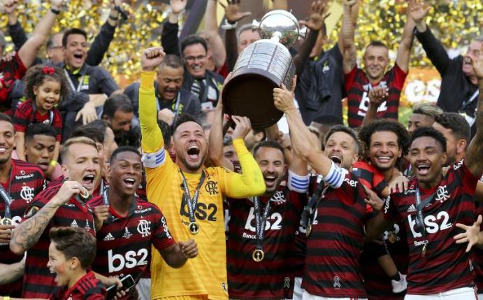 Die Spieler von Flamengo Rio de Janeiro feiern den Sieg der Copa Libertadores. Foto: Ernersto Arias/AP/dpa