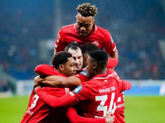 Levin Öztunali (M) wird von seinen Mainzer Teamkollegen für sein Tor zum 1:0 gefeiert. Foto: Uwe Anspach/dpa Levin Öztunali (M) wird von seinen Mainzer Teamkollegen für sein Tor zum 1:0 gefeiert. Foto: Uwe Anspach/dpa