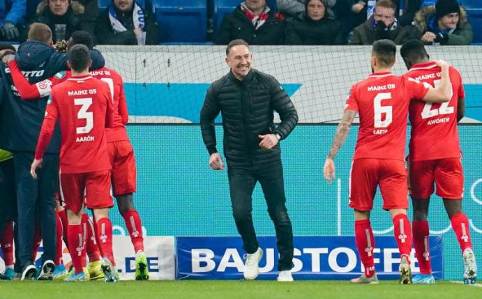 Besser hätte das Trainer-Debüt für Achim Beierlorzer (M) bei Mainz 05 nicht laufen können. Foto: Uwe Anspach/dpa