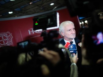 Rudi Völler kündigte an, wahrscheinlich den Rasen im Leverkusener Stadion auszutauschen. Foto: Rolf Vennenbernd/dpa