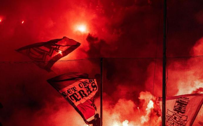 Fans des VfL Osnabrück brannten bei der Partie in Bochum Pyrotechnik im Gästeblock ab. Foto: Guido Kirchner/dpa