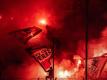 Fans des VfL Osnabrück brannten bei der Partie in Bochum Pyrotechnik im Gästeblock ab. Foto: Guido Kirchner/dpa