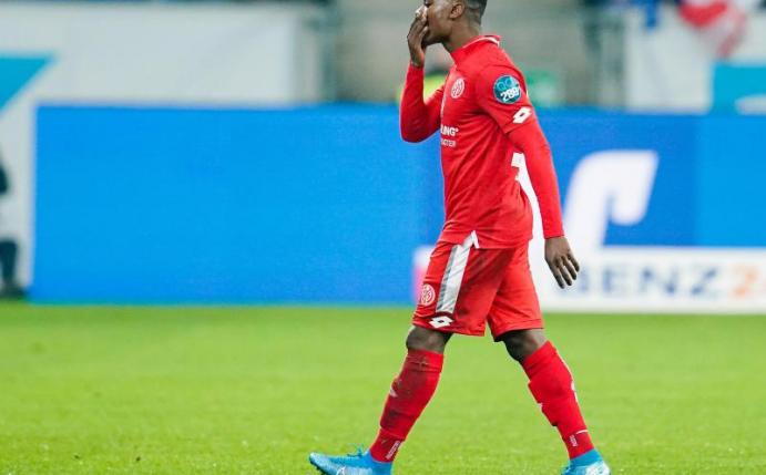 Der Mainzer Ridle Baku sah in der Partie gegen 1899 Hoffenheim die Rote Karte. Foto: Uwe Anspach/dpa