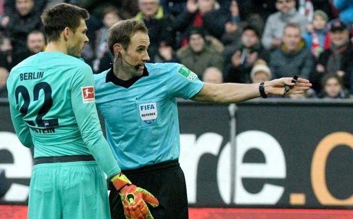 Schiedsrichter Sascha Stegemann stellte Hertha-Torwart Rune Jarstein vom Platz. Foto: Stefan Puchner/dpa