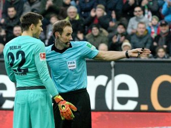 Schiedsrichter Sascha Stegemann stellte Hertha-Torwart Rune Jarstein vom Platz. Foto: Stefan Puchner/dpa Schiedsrichter Sascha Stegemann stellte Hertha-Torwart Rune Jarstein vom Platz. Foto: Stefan Puchner/dpa