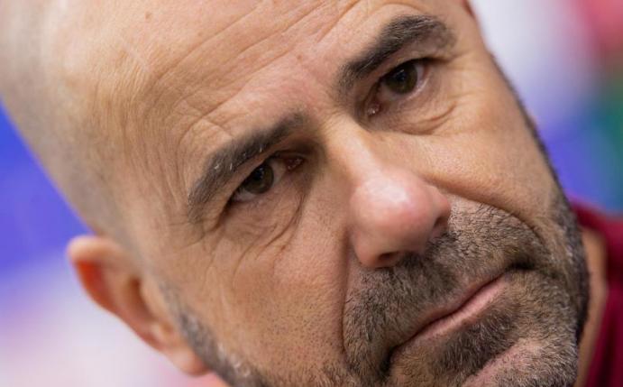 Muss mit Bayer 04 Leverkusen bei Lokomotive Moskau siegen: Trainer Peter Bosz spricht auf der Pressekonferenz. Foto: Rolf Vennenbernd/dpa