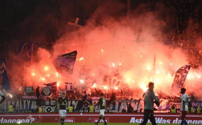 Wegen extremen Feuerwerks der Fans drohen dem HSV und dem FC St. Pauli wohl Rekordstrafen. Foto: Daniel Bockwoldt/dpa