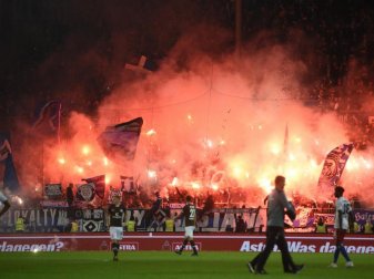 Wegen extremen Feuerwerks der Fans drohen dem HSV und dem FC St. Pauli wohl Rekordstrafen. Foto: Daniel Bockwoldt/dpa Wegen extremen Feuerwerks der Fans drohen dem HSV und dem FC St. Pauli wohl Rekordstrafen. Foto: Daniel Bockwoldt/dpa