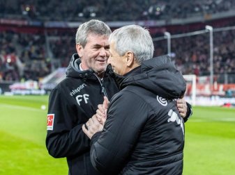 Trainer Friedhelm Funkel (l) hat BVB-Coach Lucien Favre gegen Kritik in Schutz genommen. Foto: Marcel Kusch/dpa Trainer Friedhelm Funkel (l) hat BVB-Coach Lucien Favre gegen Kritik in Schutz genommen. Foto: Marcel Kusch/dpa