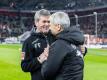 Trainer Friedhelm Funkel (l) hat BVB-Coach Lucien Favre gegen Kritik in Schutz genommen. Foto: Marcel Kusch/dpa