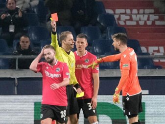 Kurz nach seinem nicht gewerteten Treffer sah der verhinderte Torschütze von Hannover 96 auch noch rot: Schiedsrichter Martin Thomsen (2.v.l) zeigt Marc Stendera (l) die Karte. Foto: Peter Steffen/dpa Kurz nach seinem nicht gewerteten Treffer sah der verhinderte Torschütze von Hannover 96 auch noch rot: Schiedsrichter Martin Thomsen (2.v.l) zeigt Marc Stendera (l) die Karte. Foto: Peter Steffen/dpa