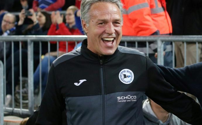 Uwe Neuhaus bleibt bis 2022 bei Arminia Bielefeld