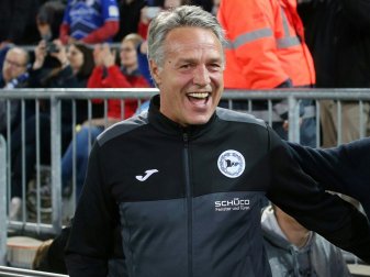 Uwe Neuhaus bleibt bis 2022 bei Arminia Bielefeld Uwe Neuhaus bleibt bis 2022 bei Arminia Bielefeld