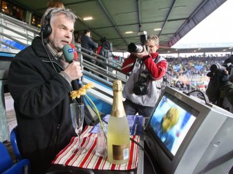Greift wieder zum Mikrofon: Kult-Reporter Manni Breuckmann. Foto: Roland Weihrauch/dpa Greift wieder zum Mikrofon: Kult-Reporter Manni Breuckmann. Foto: Roland Weihrauch/dpa