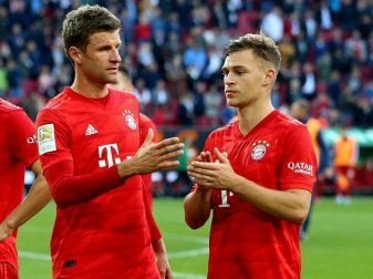 Thomas Müller und Joshua Kimmich sitzen nur auf der Bank Thomas Müller und Joshua Kimmich sitzen nur auf der Bank