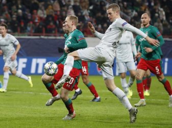 Sven Bender (M) sorgte mit seinem Tor zum 2:0 für die Entscheidung beim Bayer-Sieg in Moskau. Foto: Pavel Golovkin/AP/dpa Sven Bender (M) sorgte mit seinem Tor zum 2:0 für die Entscheidung beim Bayer-Sieg in Moskau. Foto: Pavel Golovkin/AP/dpa