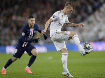 Toni Kroos (r) vergab mit Real Madrid noch den Sieg gegen PSG. Foto: Bernat Armangue/AP/dpa Toni Kroos (r) vergab mit Real Madrid noch den Sieg gegen PSG. Foto: Bernat Armangue/AP/dpa