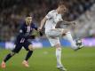 Toni Kroos (r) vergab mit Real Madrid noch den Sieg gegen PSG. Foto: Bernat Armangue/AP/dpa