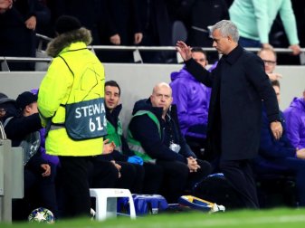 Tottenham Trainer José Mourinho war von dem «intelligenten» Balljungen (l) begeistert. Foto: Adam Davy/PA Wire/dpa Tottenham Trainer José Mourinho war von dem «intelligenten» Balljungen (l) begeistert. Foto: Adam Davy/PA Wire/dpa